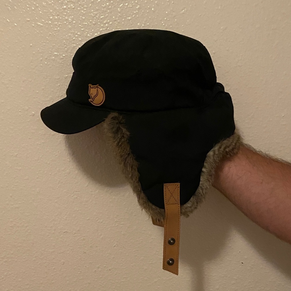 Fjallraven Woodsman Cap - Black with Brown Accent Fur - Picture 4 of 6